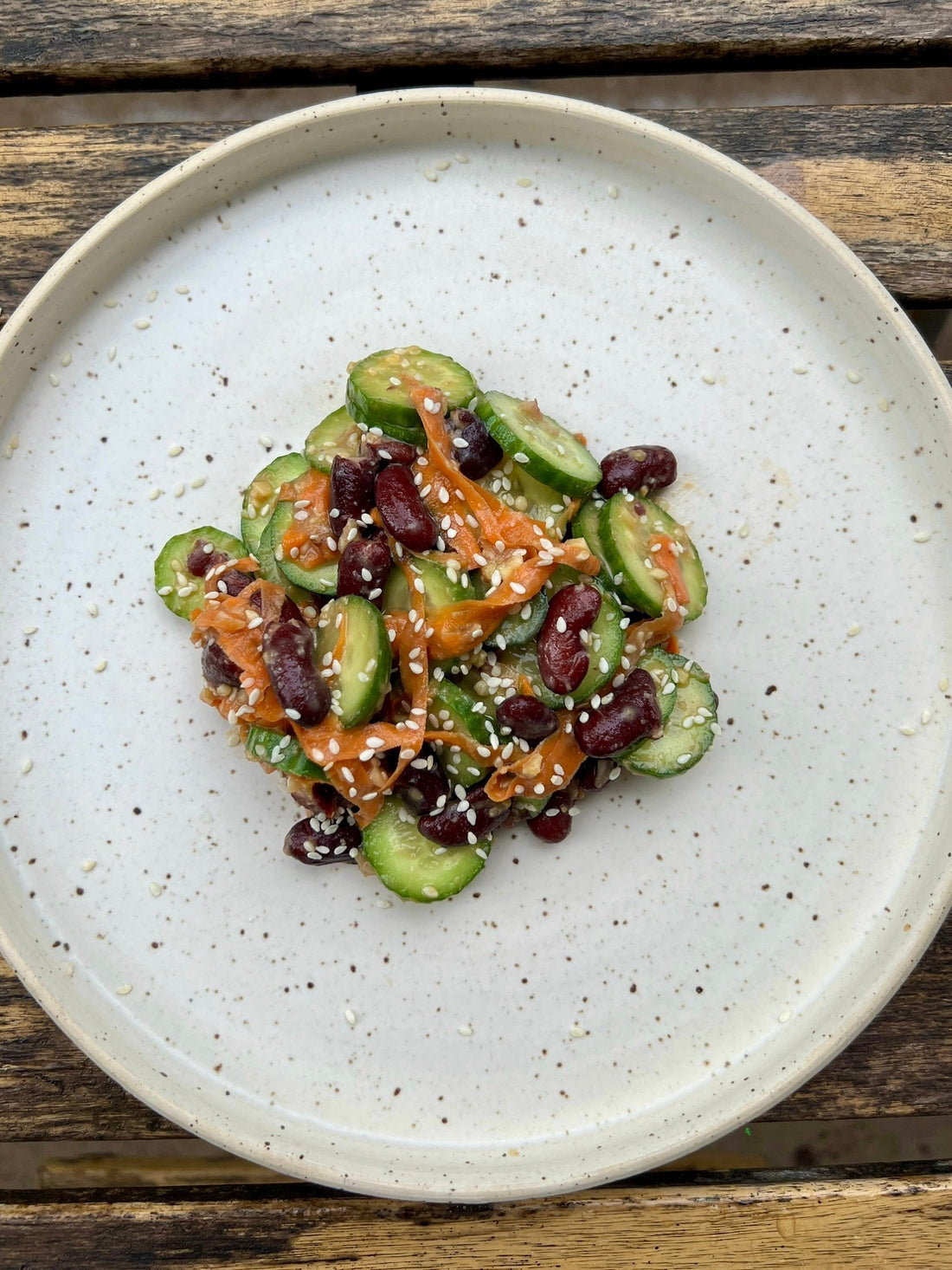 Salade de concombres, haricots rouges, miso et gingembre