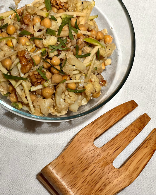 Salade de chou-fleur grillé, pois chiches, pommes et noix de Grenoble
