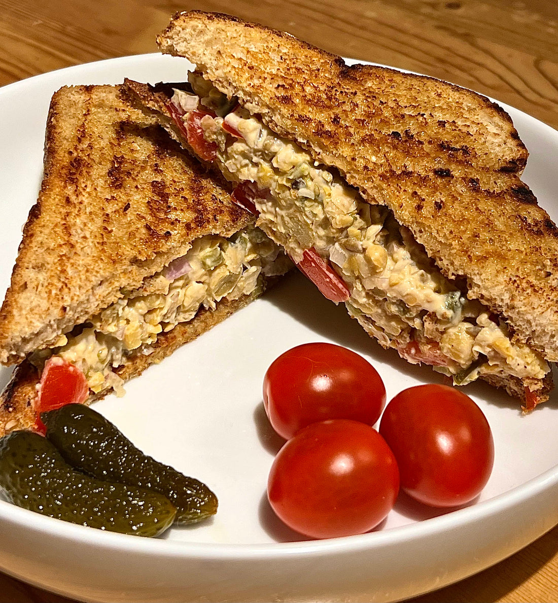 Sandwich au pâté de pois chiches, cornichons et tomates