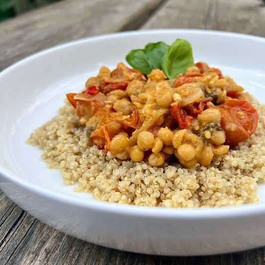 Casserole de tomates, pois jaunes et fines herbes