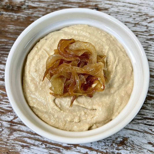 Houmous de pois jaunes aux oignons caramélisés