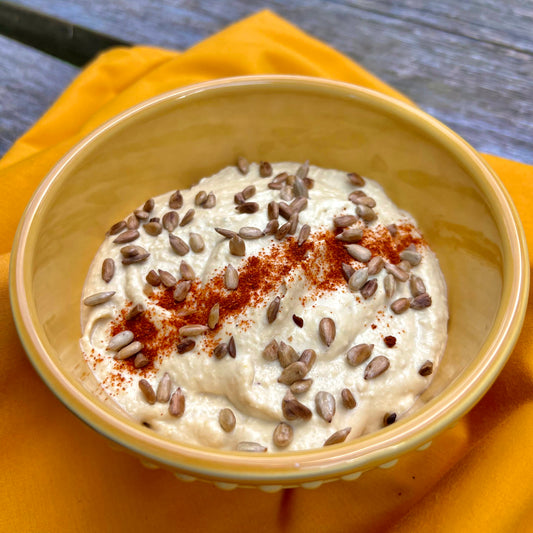 Houmous de pois jaunes et graines de tournesol grillés au poivre de Cayenne