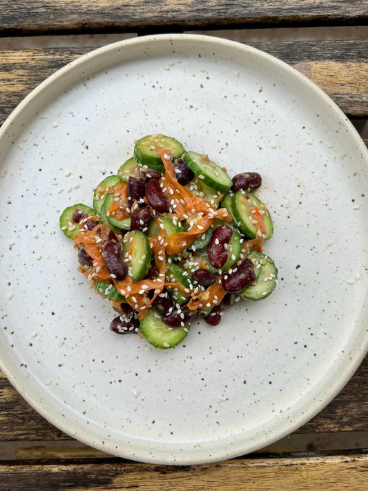 Salade de concombres, haricots rouges, miso et gingembre