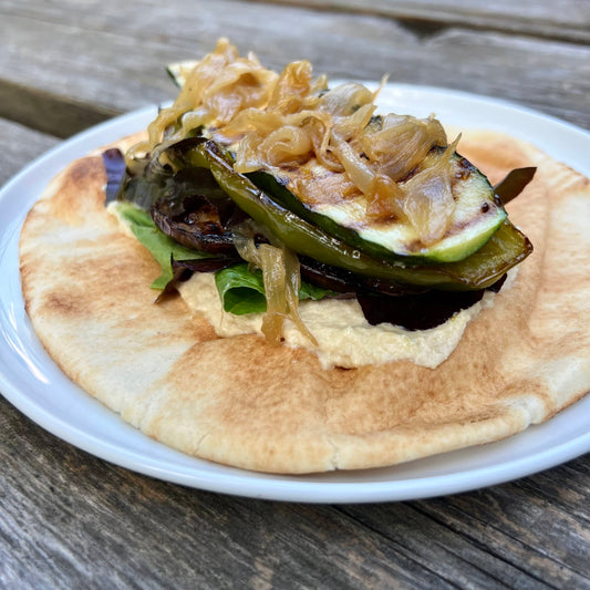 Pita aux légumes grillés et houmous de pois jaunes