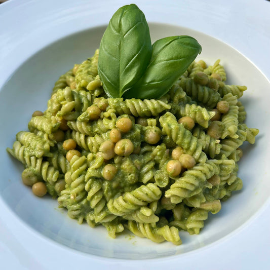 Des pâtes crémeuses au pesto de basilic, cajou et jalapeno avec pois jaunes