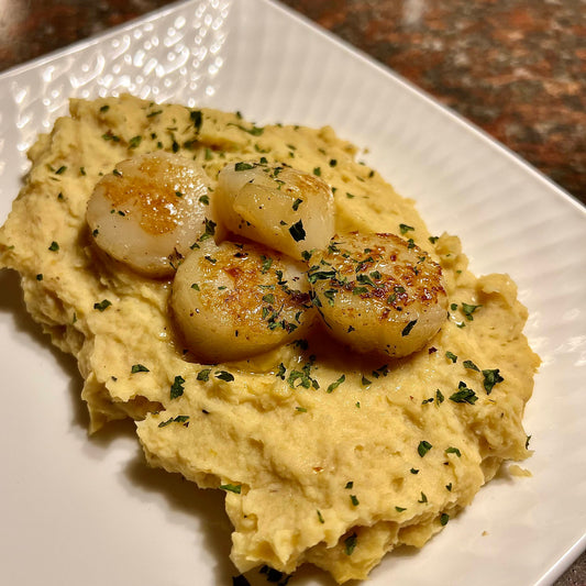 Pétoncles poêlés avec purée de pois chiches et panais