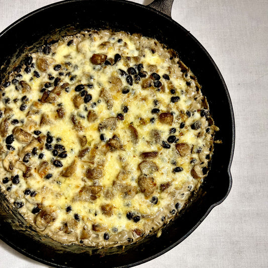 Poêlée crémeuse de champignons et haricots noirs gratinée