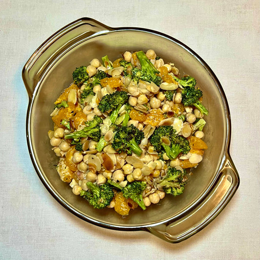 Salade de brocolis grillés, pois chiches, tangerines et amandes