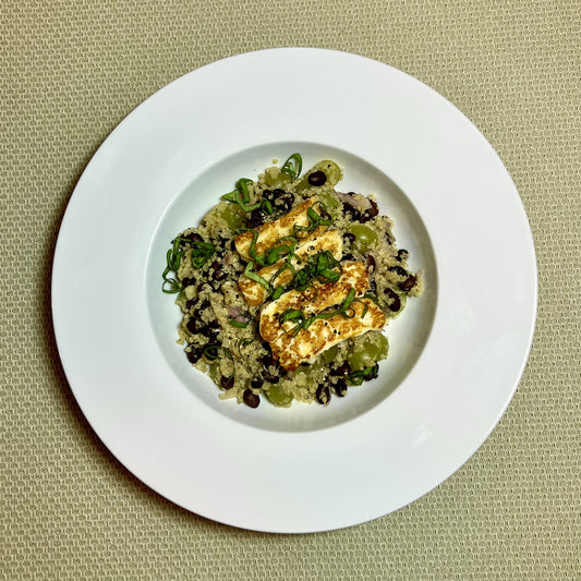 Salade de quinoa, haricots noirs, raisins et fromage halloumi