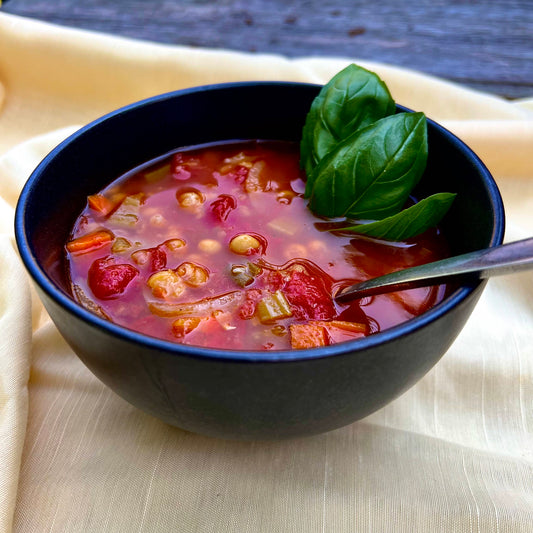 Soupe aux légumes, pois jaunes, sauce soya et sésame