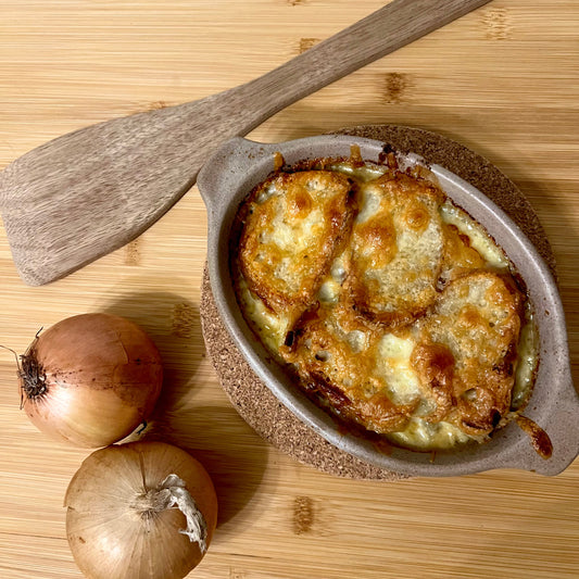 Soupe aux oignons, haricots noirs et miso gratinée