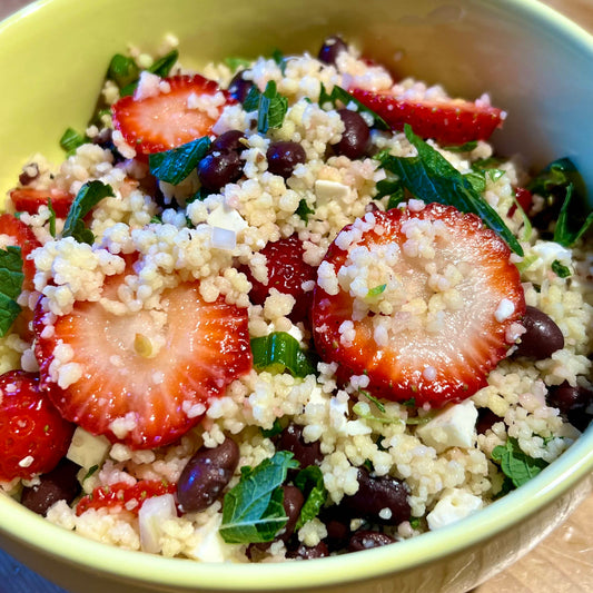 Salade de couscous, fêta, haricots noirs et fraises